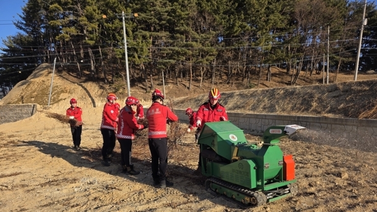 울진국유림관리소, 소각산불 저감을 위한 영농부산물 파쇄로 산불 위험 요인 해소