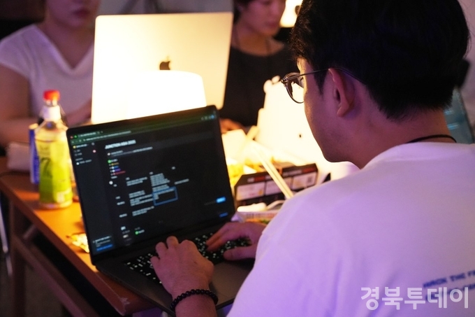 ▲ 지역 현안 해결 글로벌 소프트웨어(SW) 해커톤 대회에서 참가자 프로그래밍 작업 진행.
